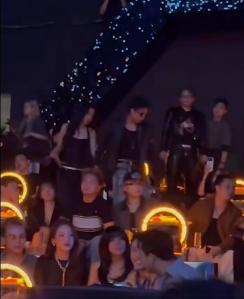 Tăng Duy Tân công khai nắm tay Bích Phương giữa chốn đông người