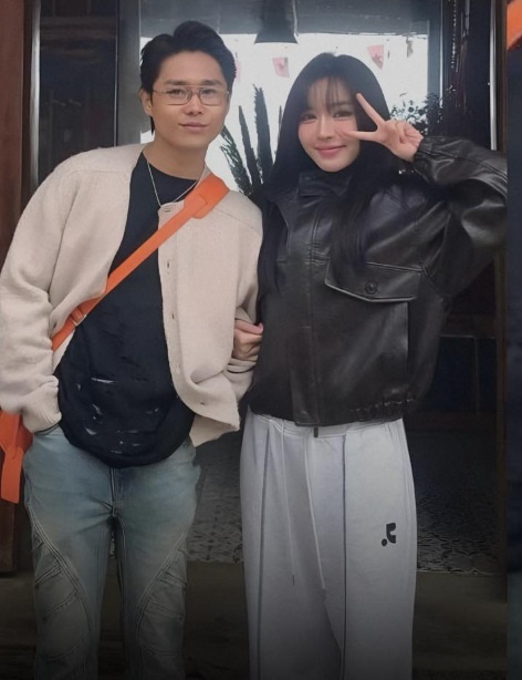 Tăng Duy Tân công khai nắm tay Bích Phương giữa chốn đông người