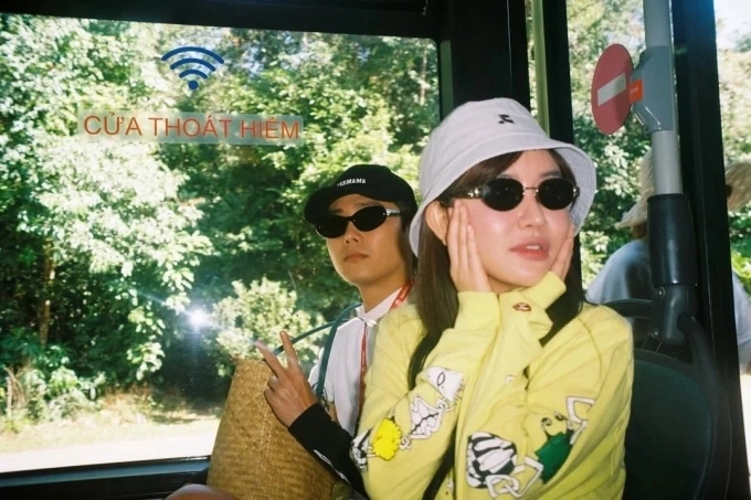 Khoảnh khắc Bích Phương và Tăng Duy Tân sánh đôi trong một chuyến du lịch.