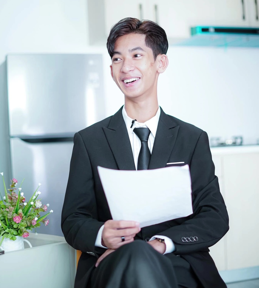 Cậu bé Campuchia bán hàng rong nổi tiếng thế giới 8 năm trước, giờ ra sao? - 2