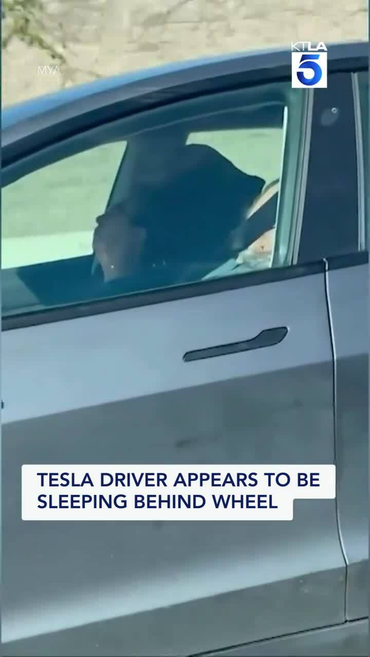 Tài xế xe Tesla nằm ngủ mặc ôtô tự lái trên cao tốc