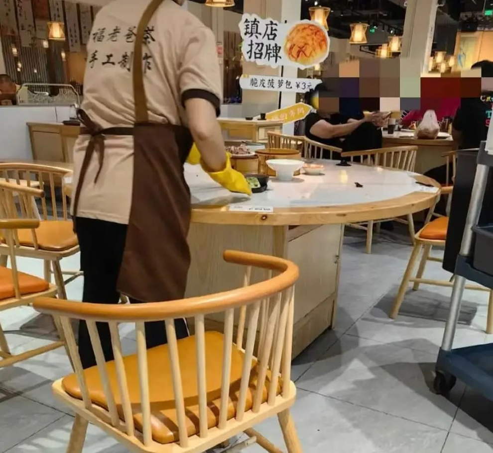 Nhà hàng bày biện đồ ăn thừa của sao nổi tiếng làm chỗ chụp ảnh cho khách - 2