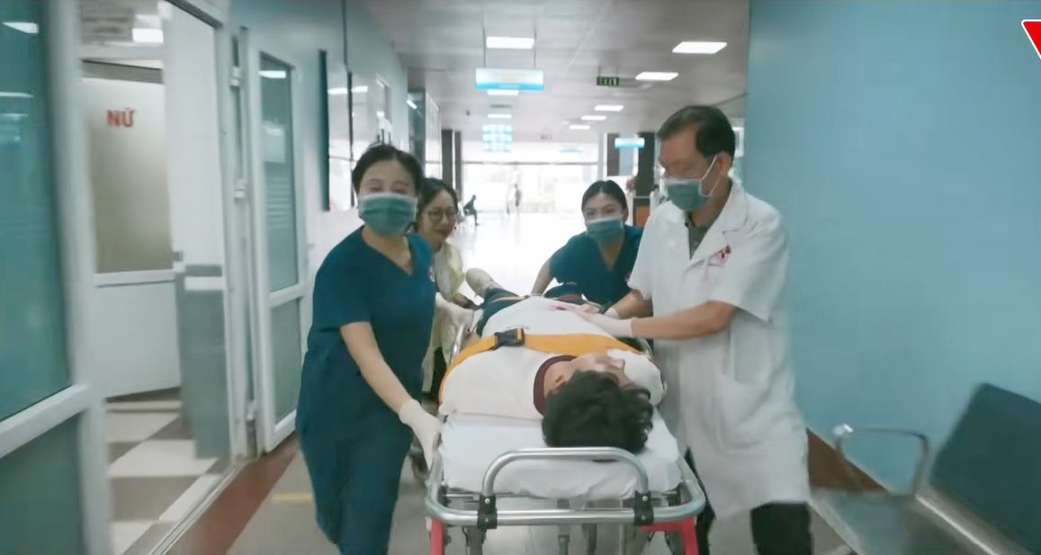 Hạt sạn to đùng ở phim Việt giờ vàng, ai làm y tá thấy chắc sẽ “tự ái” lắm đây- Ảnh 3.