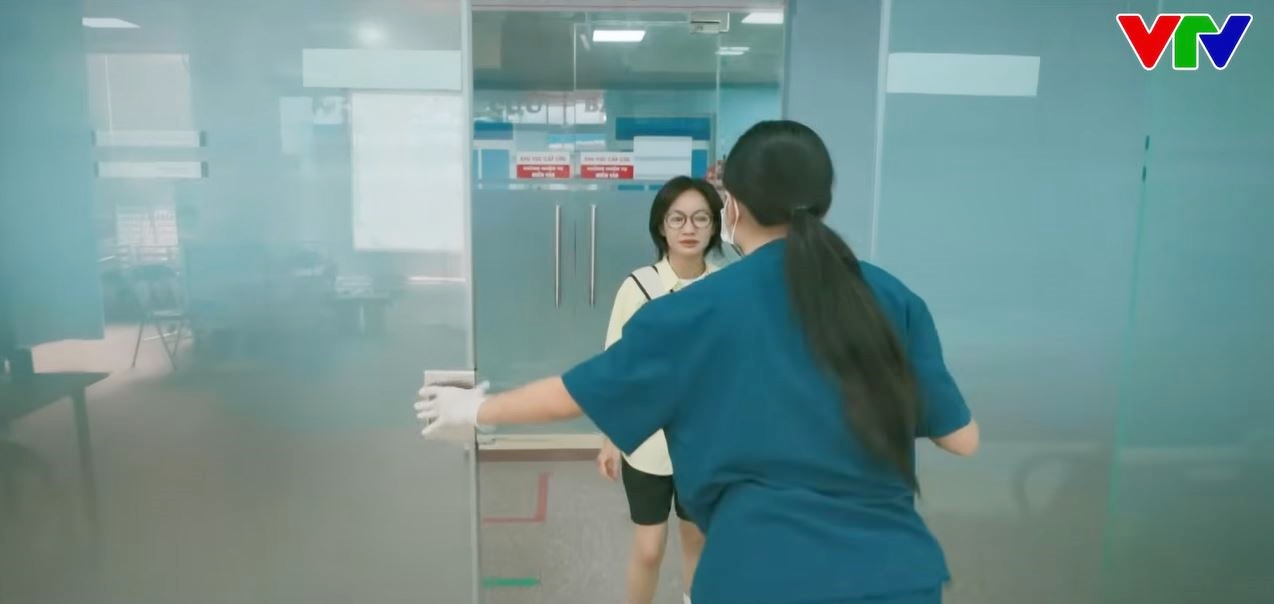 Hạt sạn to đùng ở phim Việt giờ vàng, ai làm y tá thấy chắc sẽ “tự ái” lắm đây- Ảnh 4.