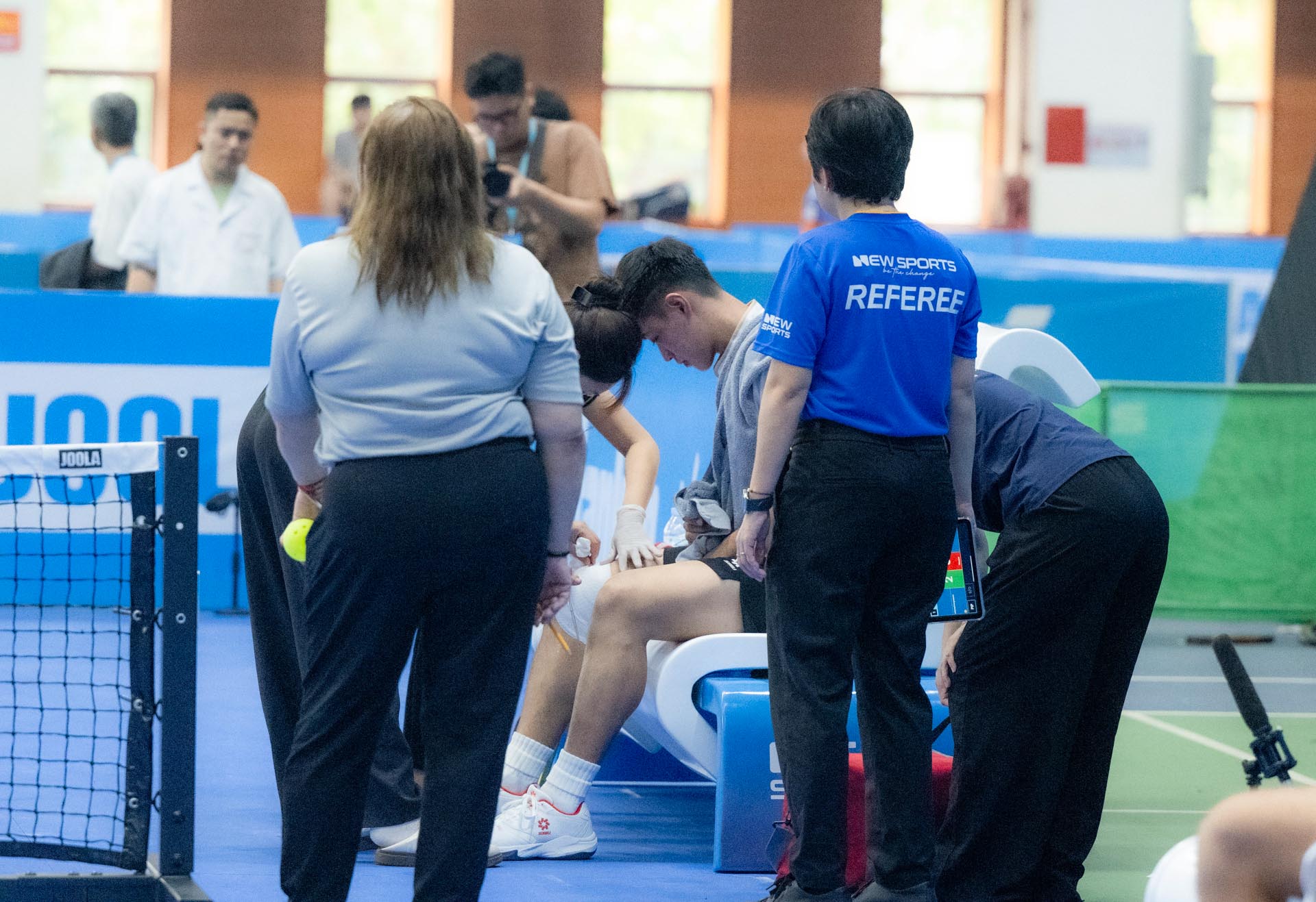 Vinh Hiển nén đau chấn thương, 