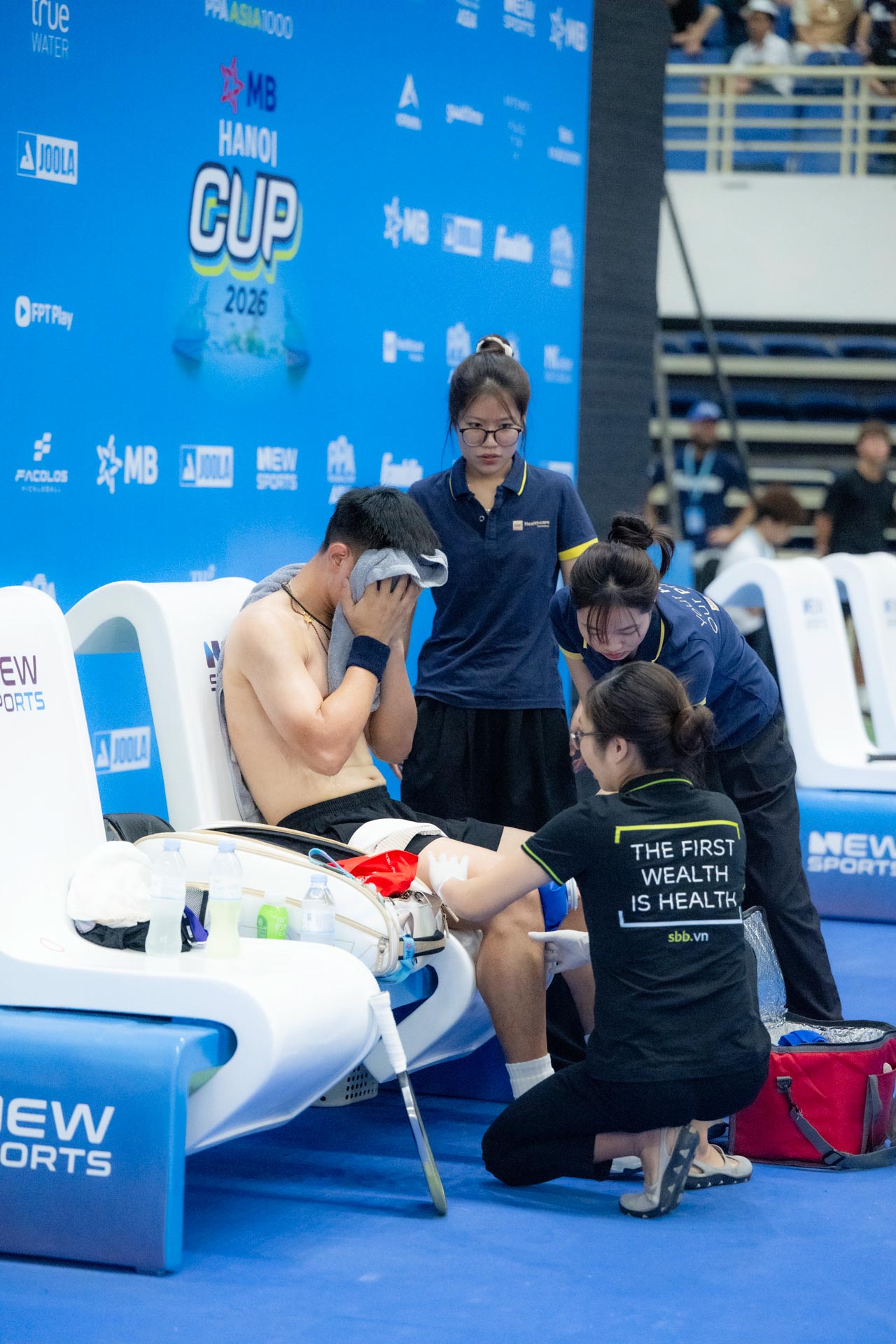 Vinh Hiển nén đau chấn thương, 