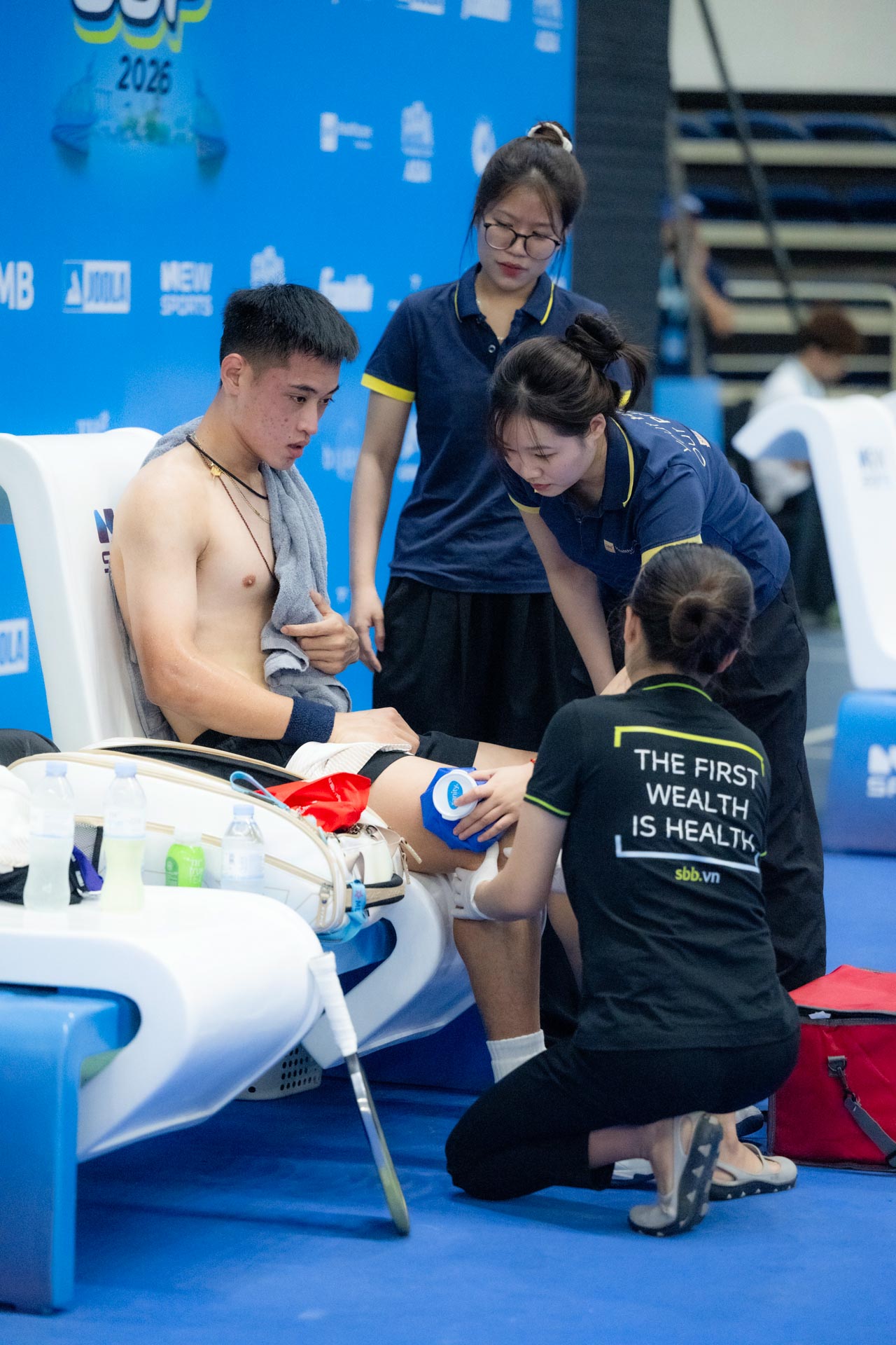 Vinh Hiển nén đau chấn thương, 