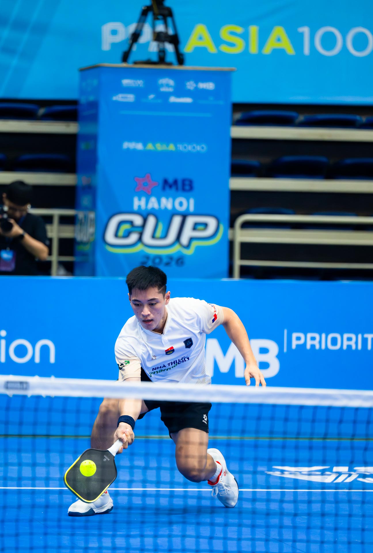 Vinh Hiển nén đau chấn thương, 