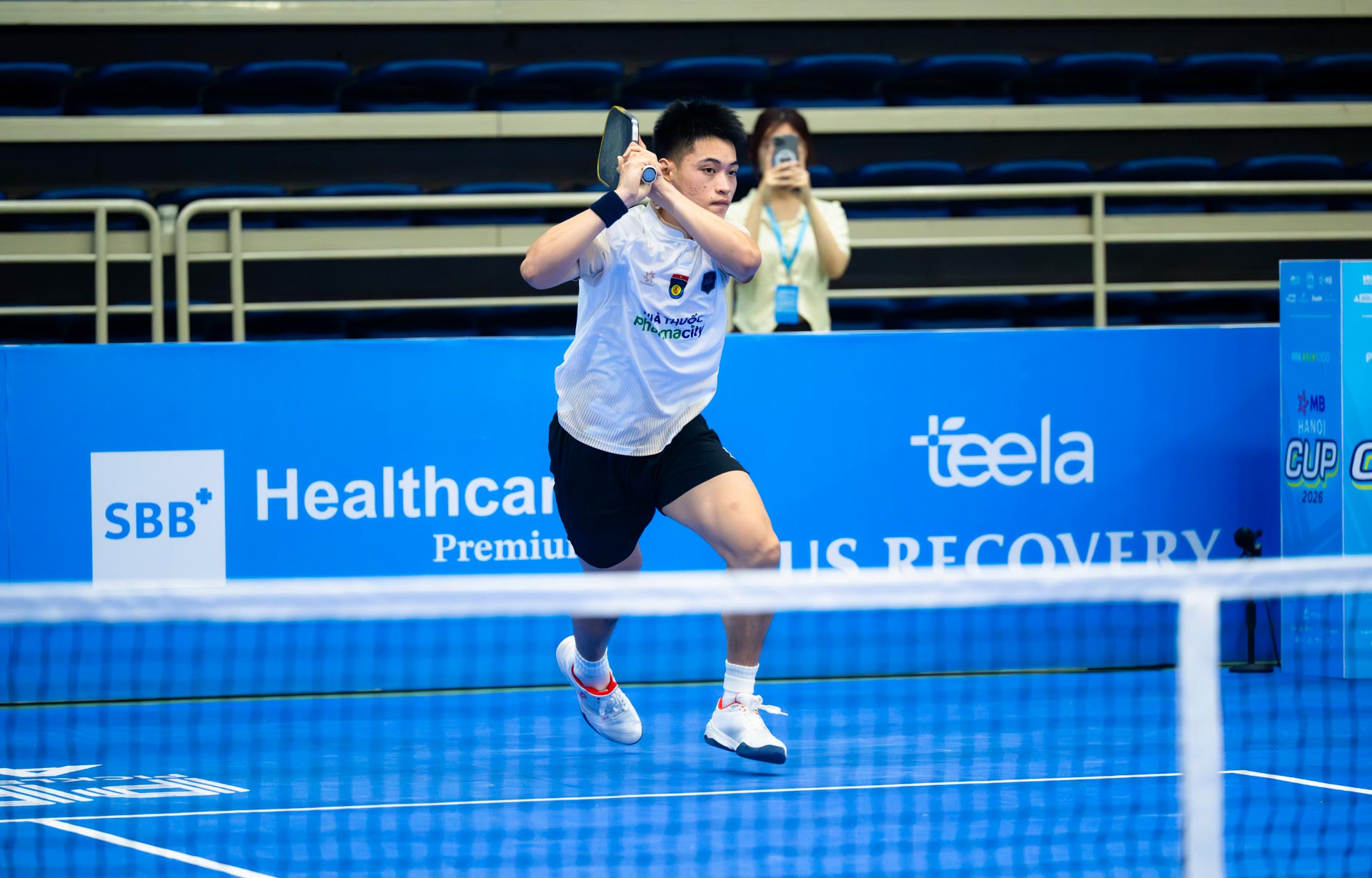 Vinh Hiển nén đau chấn thương, 