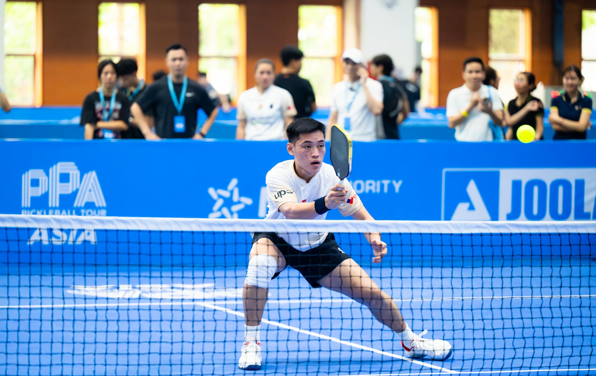 Vinh Hiển nén đau chấn thương, 