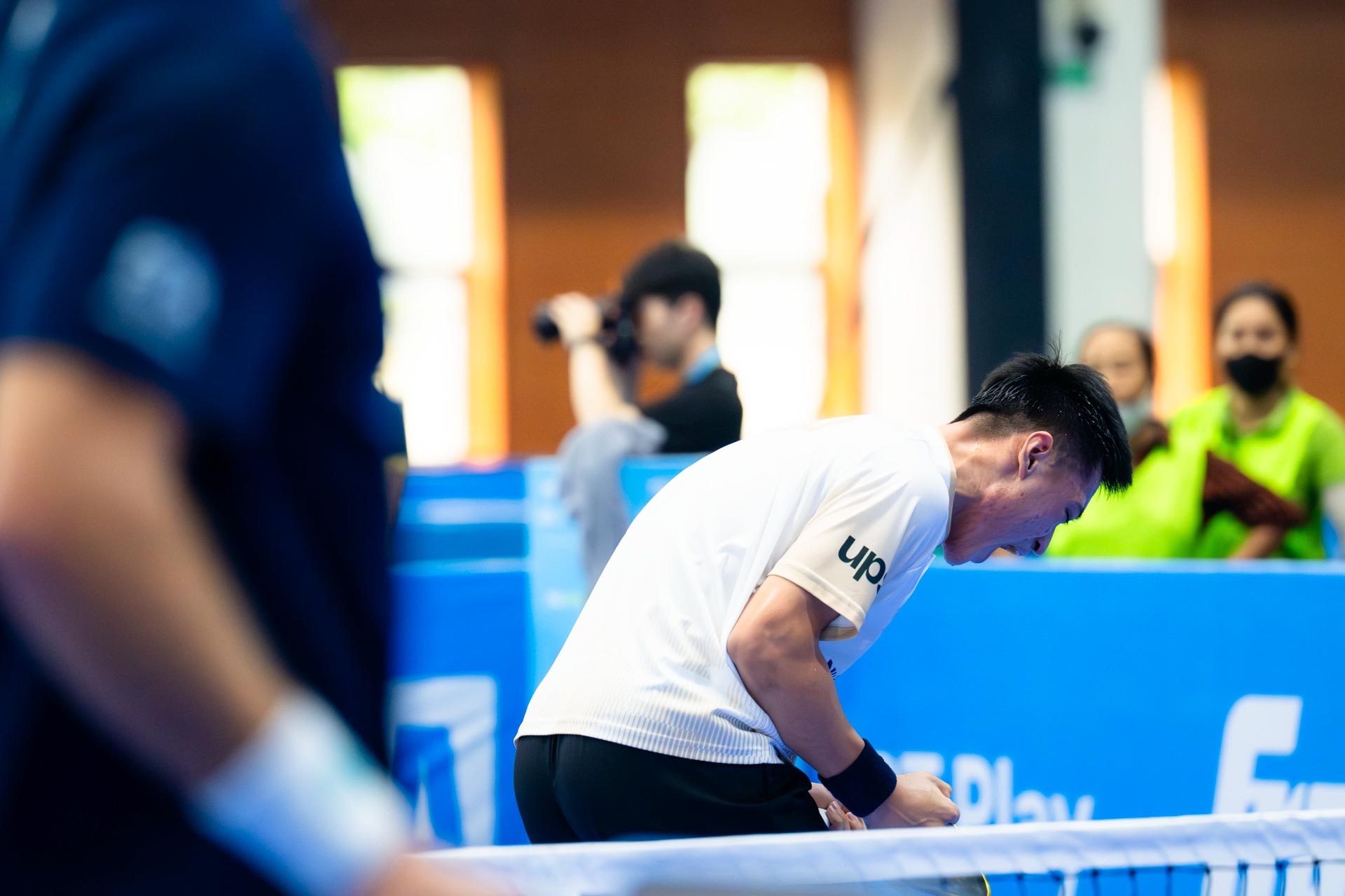 Vinh Hiển nén đau chấn thương, 