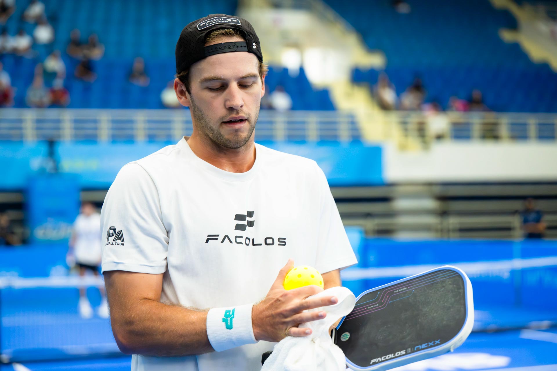 Vinh Hiển nén đau chấn thương, 