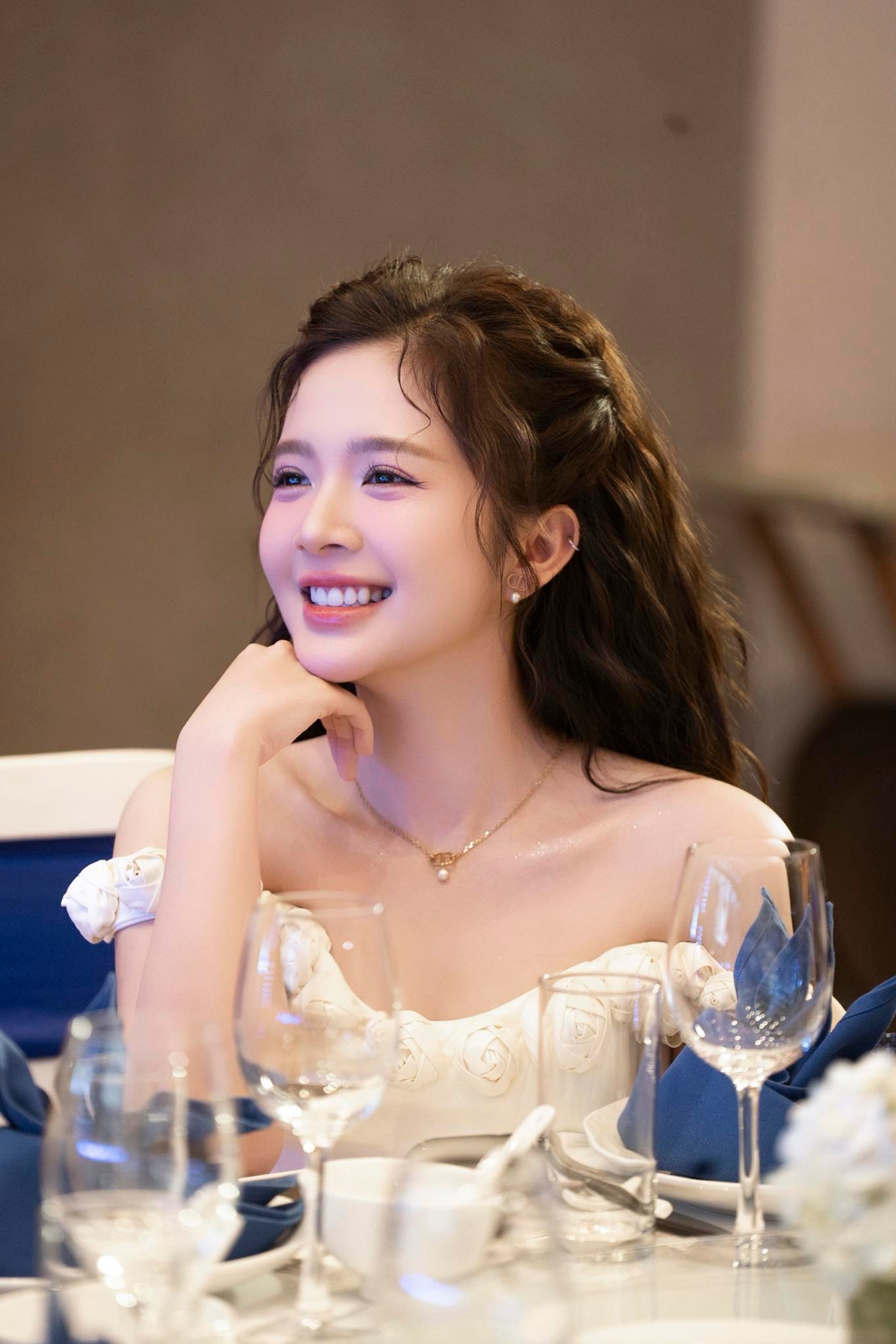 Nhan sắc của nữ chính phim VTV được chồng yêu từ màn ảnh đến ngoài đời - 4