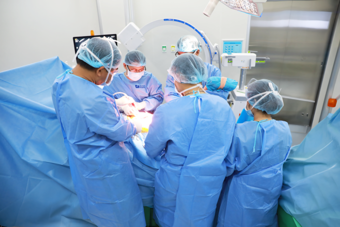 Bác sĩ Ơn (thứ hai từ trái sang) trong một ca phẫu thuật thay khớp háng cho người bệnh. Ảnh: Bệnh viện Đa khoa Tâm Anh