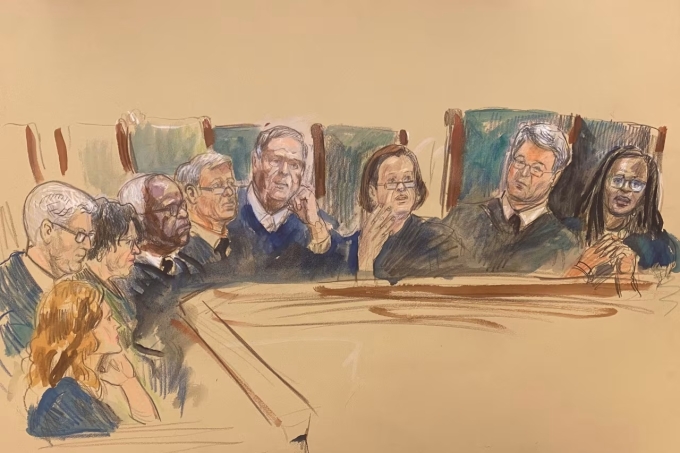 Ký họa 9 thẩm phán tối cao nghe tranh luận tại tòa ngày 1/4. Ảnh: Dana Verkouteren