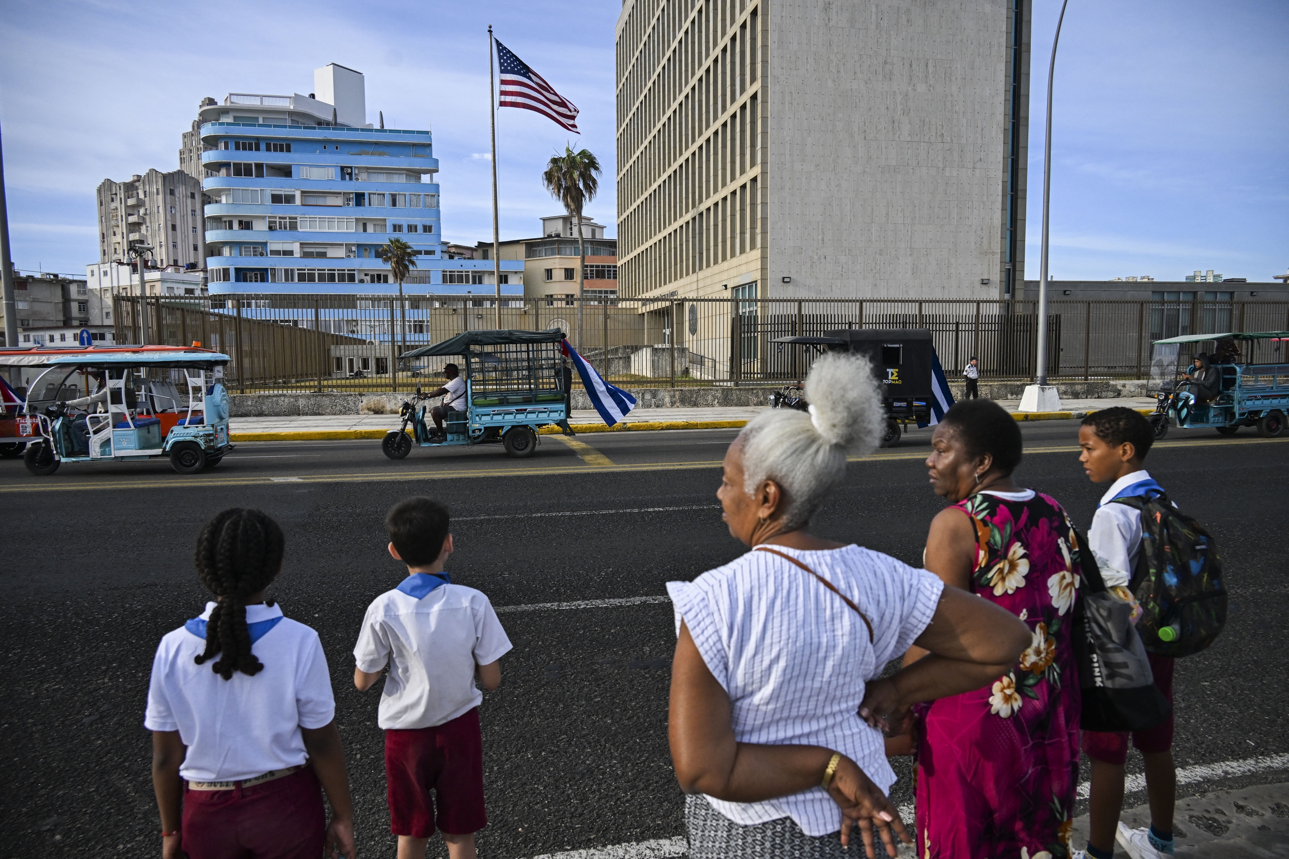 Người dân Cuba tuần hành phản đối lệnh cấm vận của Mỹ, vẫn để ngỏ đối thoại - Ảnh 4.
