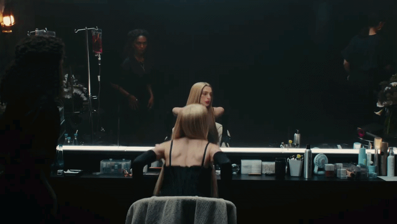 Gừng càng già càng cay, Anne Hathaway chiêu đãi khán giả màn khoe thân hết cỡ ở tuổi 44- Ảnh 2.