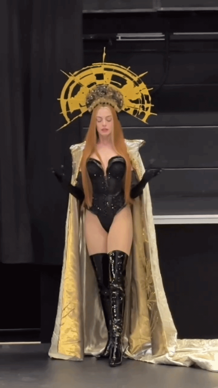 Gừng càng già càng cay, Anne Hathaway chiêu đãi khán giả màn khoe thân hết cỡ ở tuổi 44- Ảnh 3.