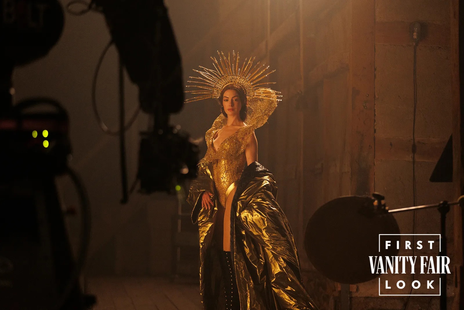 Gừng càng già càng cay, Anne Hathaway chiêu đãi khán giả màn khoe thân hết cỡ ở tuổi 44- Ảnh 5.