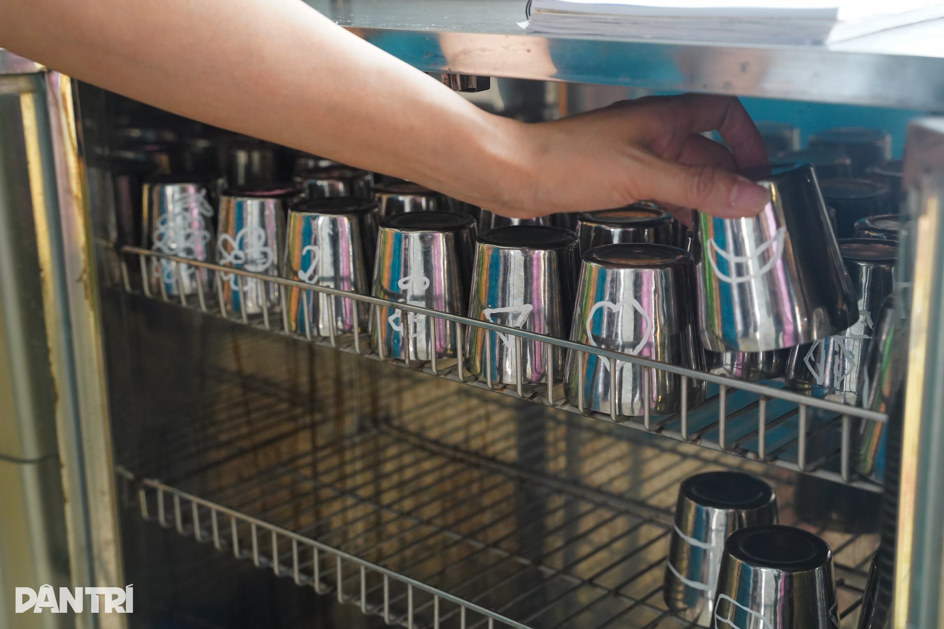 Hà Nội: Theo chân lực lượng truy ổ virus, chặn dịch tay chân miệng - 8