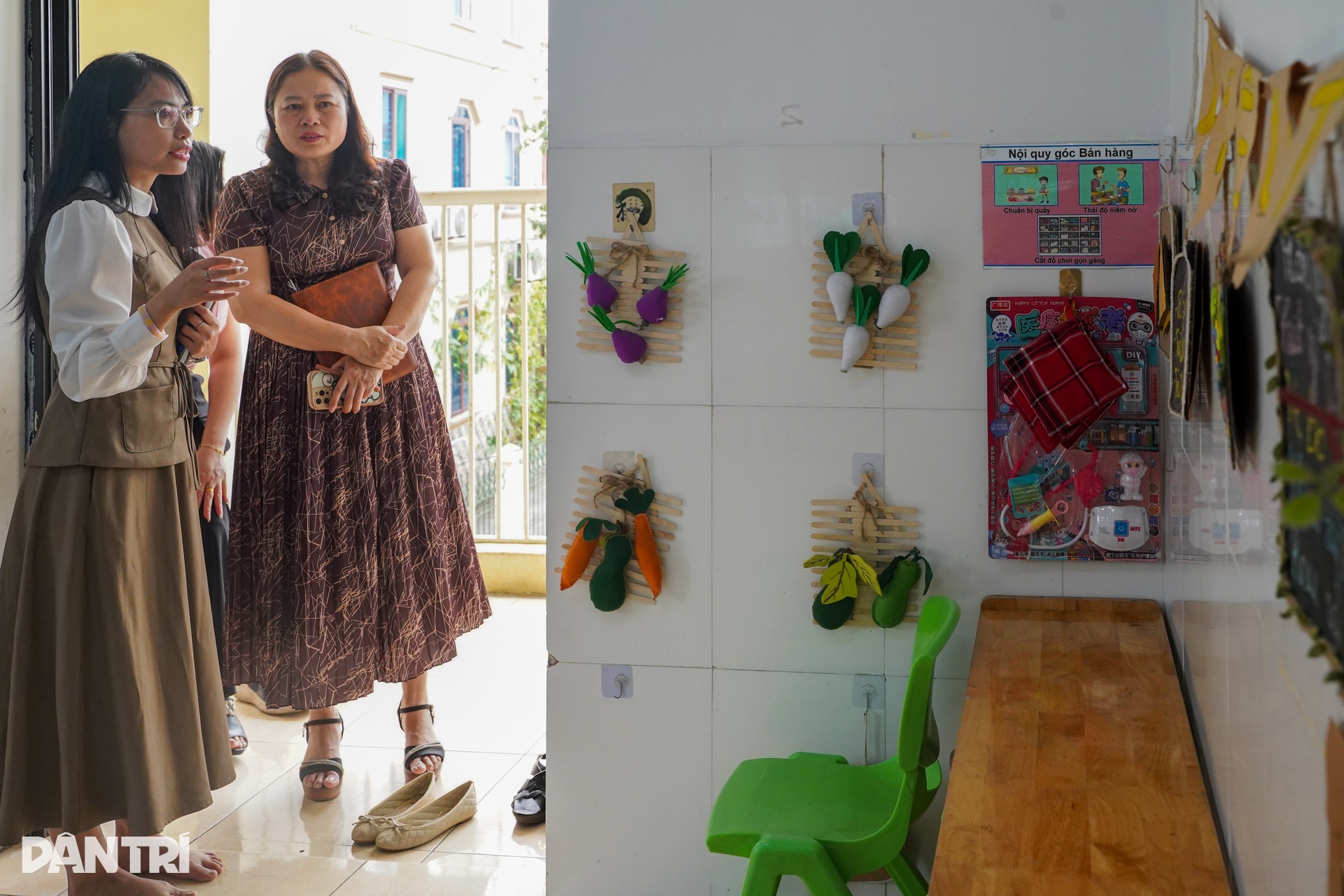 Hà Nội: Theo chân lực lượng truy ổ virus, chặn dịch tay chân miệng - 9