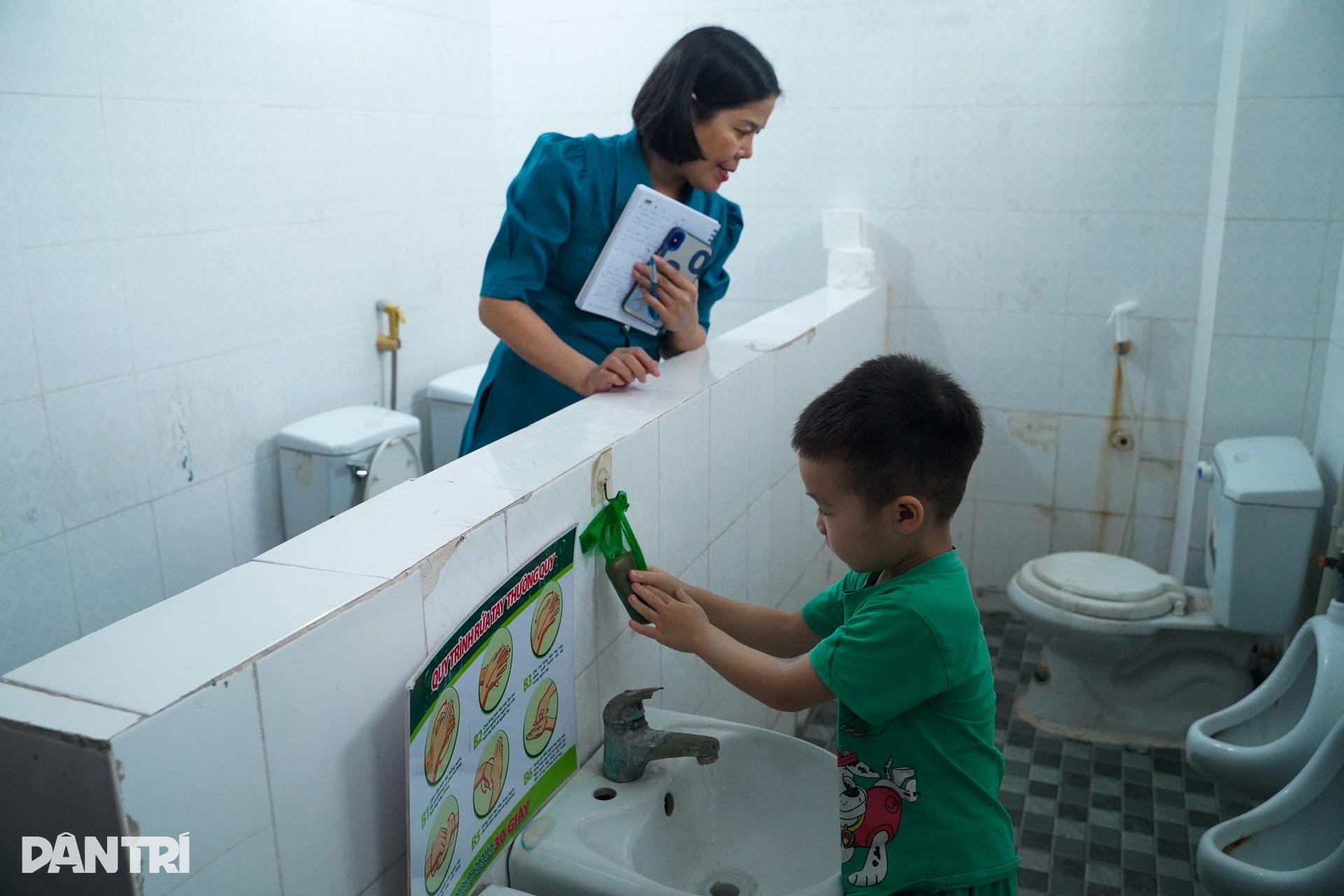 Hà Nội: Theo chân lực lượng truy ổ virus, chặn dịch tay chân miệng - 12