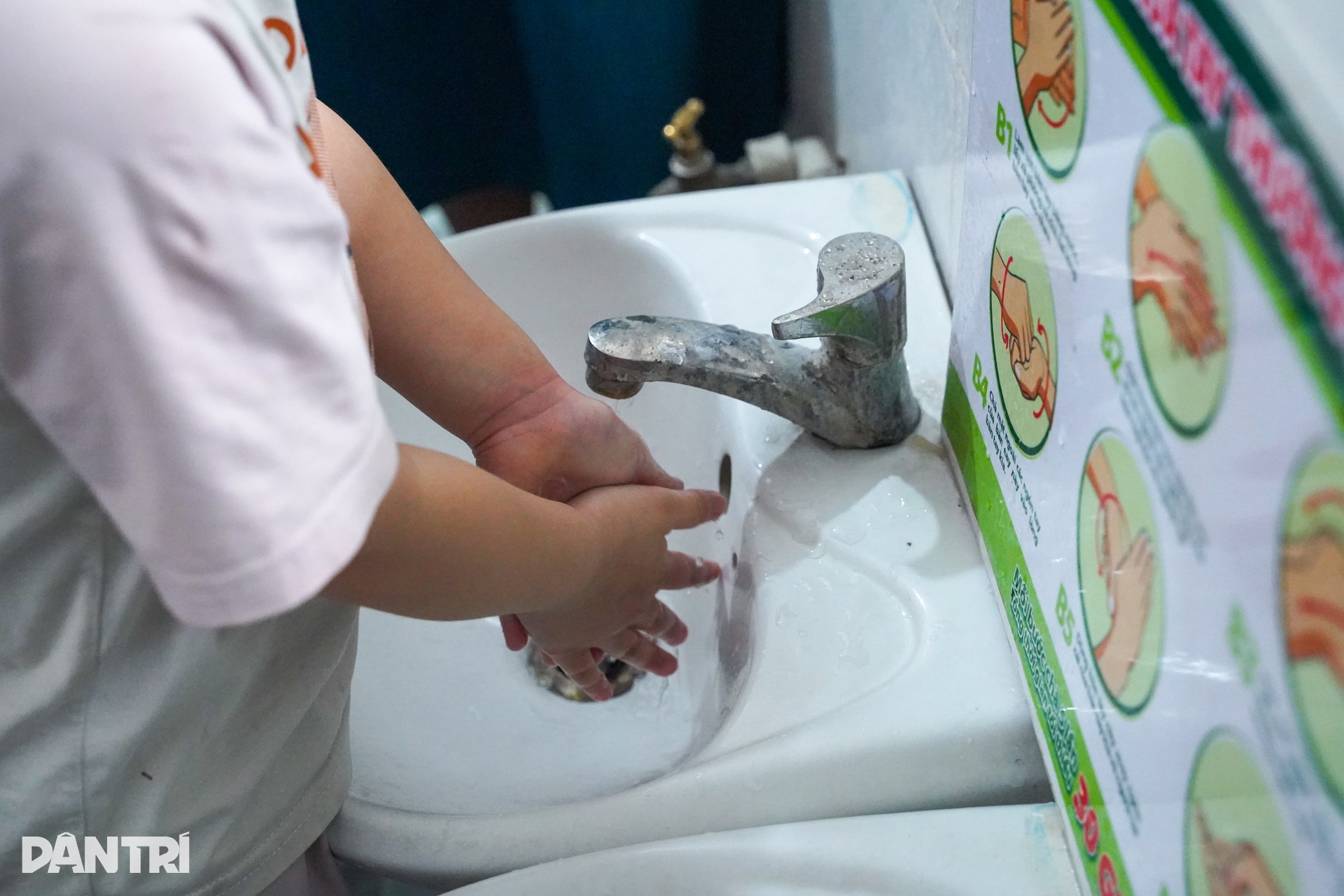 Hà Nội: Theo chân lực lượng truy ổ virus, chặn dịch tay chân miệng - 13