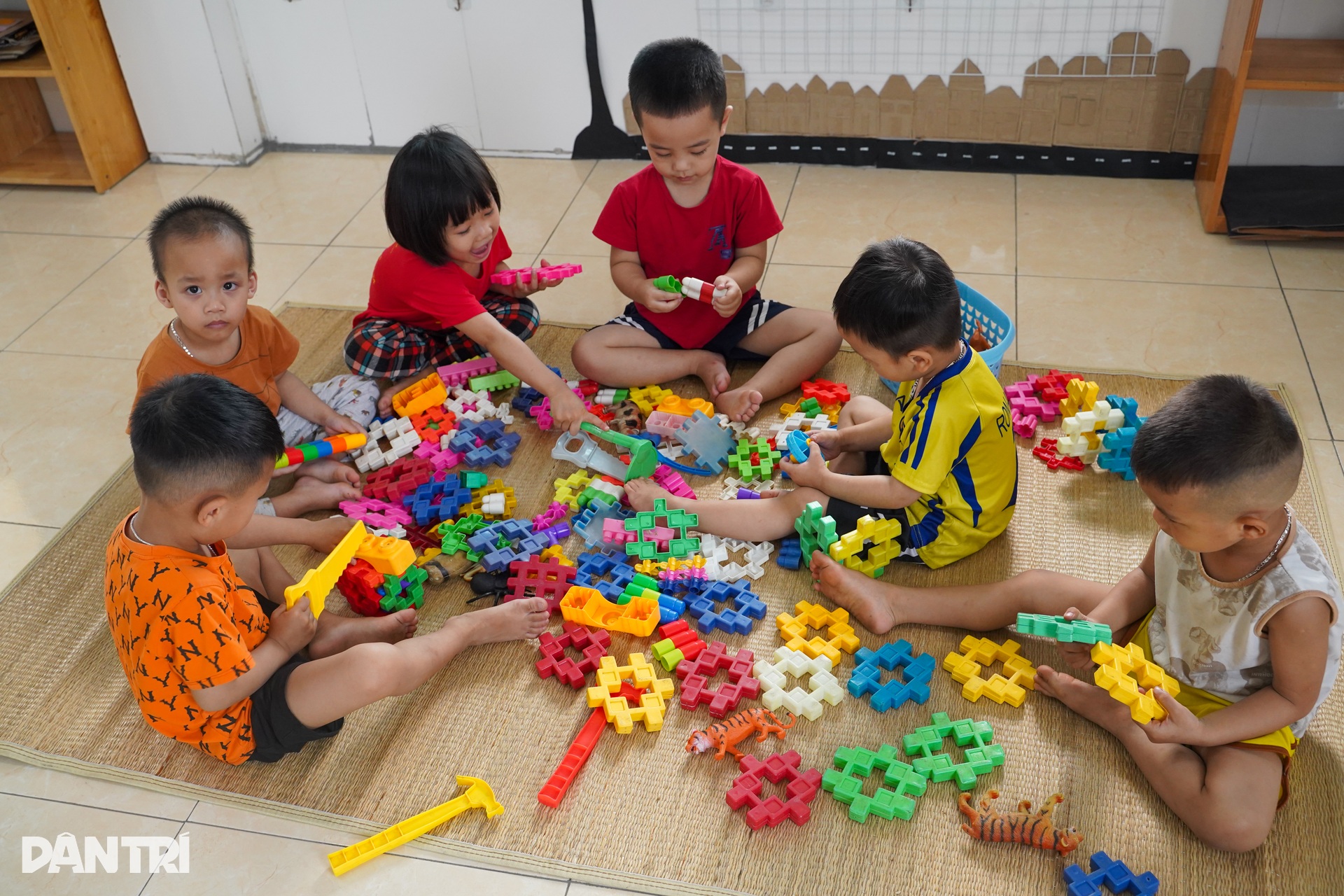 Hà Nội: Theo chân lực lượng truy ổ virus, chặn dịch tay chân miệng - 14