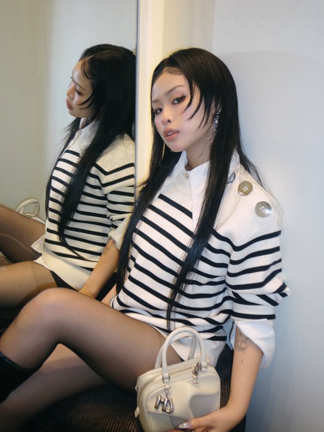 Nàng thêm tự tin khi diện áo kẻ sọc ngang trong ngày nắng 7 Nàng thêm tự tin khi diện áo kẻ sọc ngang trong ngày nắng - Ảnh 7.