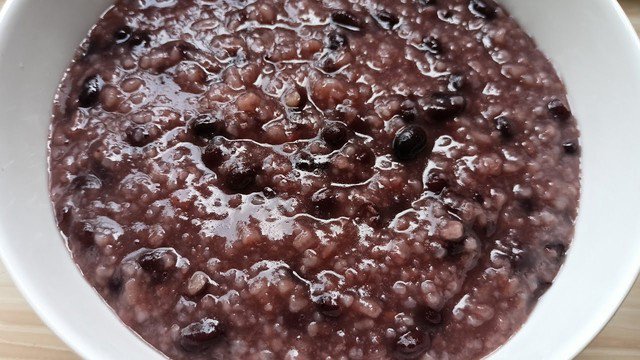 Cháo đậu đen thanh nhiệt, phù hợp cho người mệt mỏi, có cảm giác nóng trong.