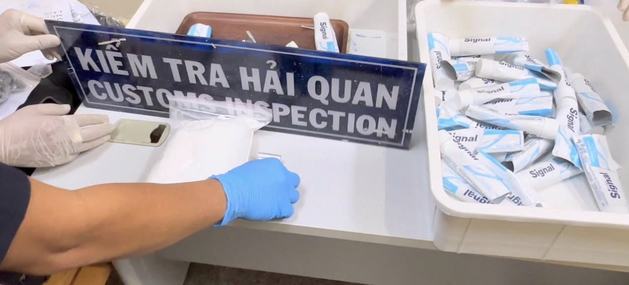 Những nhân vật bí ẩn trong vụ 4 tiếp viên xách ma tuý từ Pháp về Việt Nam 2 Những nhân vật bí ẩn trong vụ 4 tiếp viên xách ma tuý từ Pháp về Việt Nam - Ảnh 2.