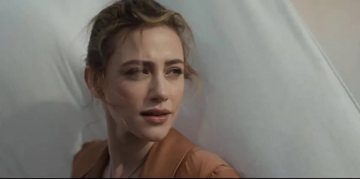 Nhan sắc thu hút của Lili Reinhart trong MV "Swim". (Ảnh chụp màn hình)