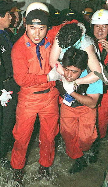 Hàn Quốc: Nỗi đau 30 năm sau thảm họa sập tòa nhà bách hóa trong 20 giây khiến 1.500 người bị chôn vùi- Ảnh 6. Hàn Quốc: Nỗi đau 30 năm sau thảm họa sập tòa nhà bách hóa trong 20 giây khiến 1.500 người bị chôn vùi- Ảnh 6.