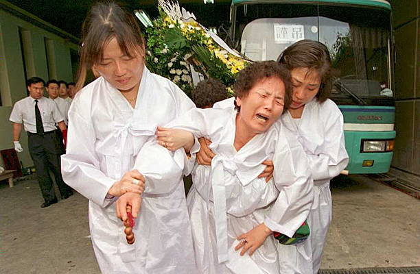 Hàn Quốc: Nỗi đau 30 năm sau thảm họa sập tòa nhà bách hóa trong 20 giây khiến 1.500 người bị chôn vùi- Ảnh 12. Hàn Quốc: Nỗi đau 30 năm sau thảm họa sập tòa nhà bách hóa trong 20 giây khiến 1.500 người bị chôn vùi- Ảnh 12.