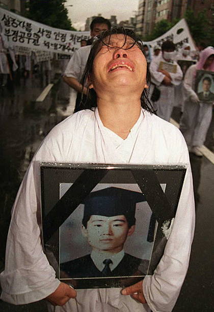 Hàn Quốc: Nỗi đau 30 năm sau thảm họa sập tòa nhà bách hóa trong 20 giây khiến 1.500 người bị chôn vùi- Ảnh 13. Hàn Quốc: Nỗi đau 30 năm sau thảm họa sập tòa nhà bách hóa trong 20 giây khiến 1.500 người bị chôn vùi- Ảnh 13.