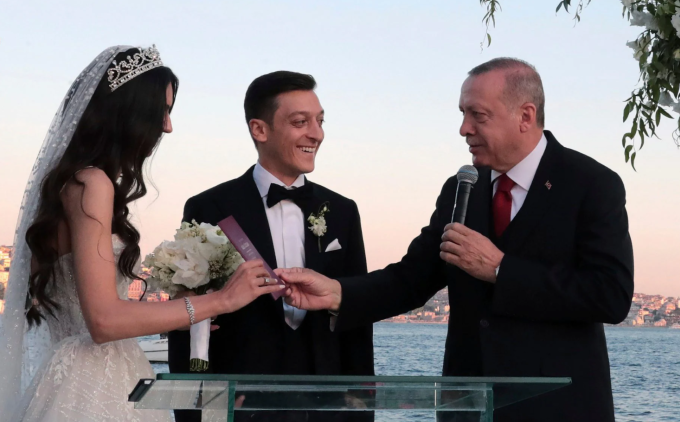 Tổng thống Recep Tayyip Erdogan phát biểu trong lễ cưới của Mesut Ozil và Amine Gulse. Ảnh: Pool Presidential Press Service