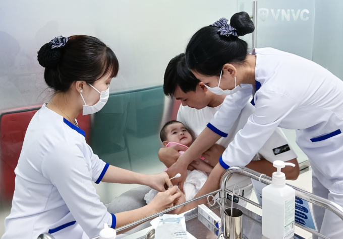 Trẻ được phụ huynh đưa đi tiêm vaccine để phòng bệnh tại VNVC. Ảnh: Hoàng Dương