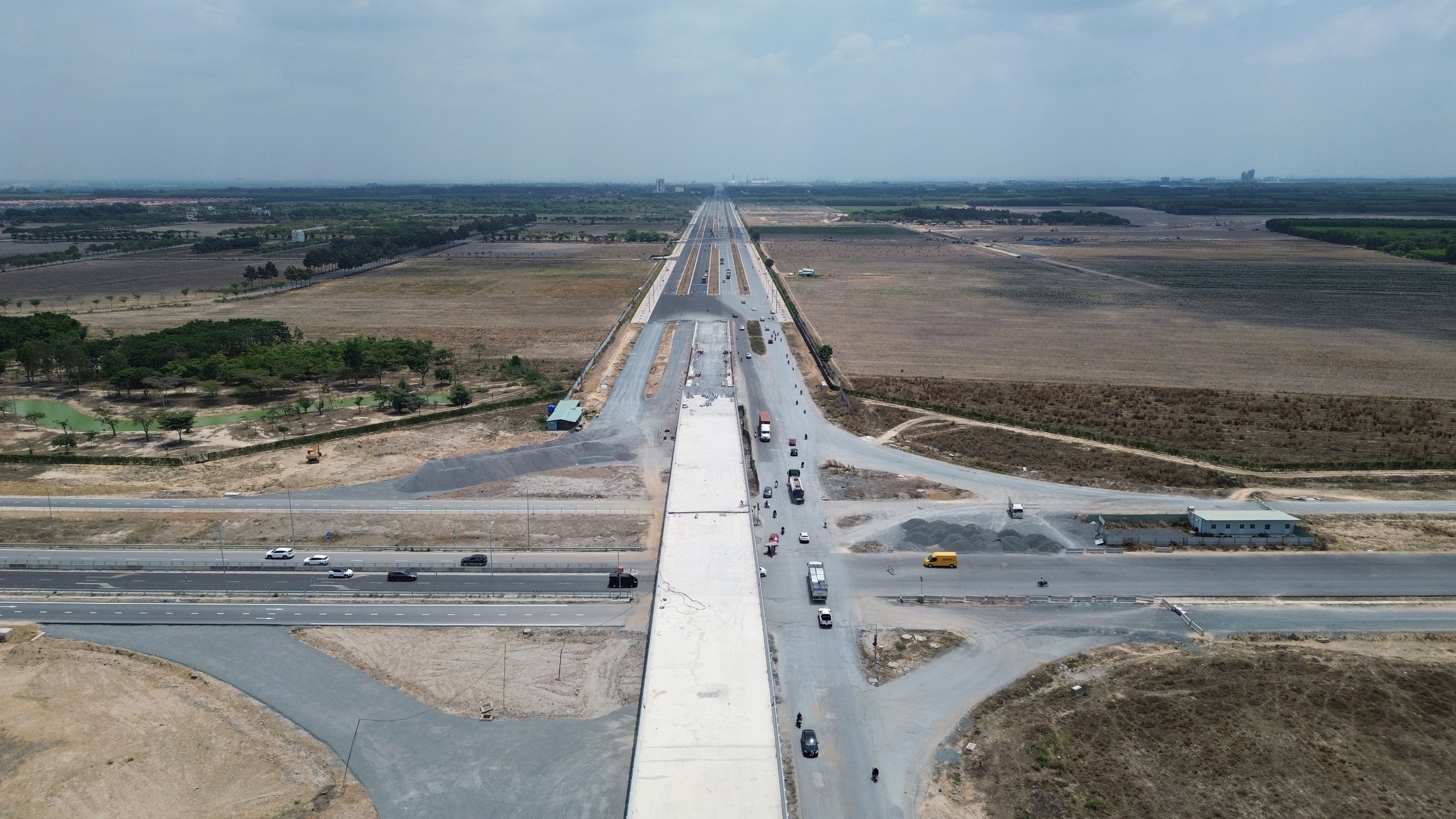 Giá dầu tăng mạnh làm ảnh hưởng các dự án kết nối đến sân bay Long Thành - Ảnh 2.