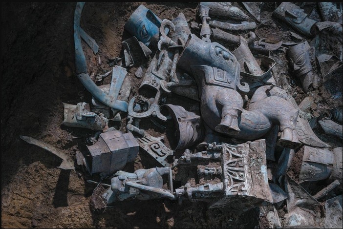 Đào hố tế lễ Tam Tinh Đôi, chuyên gia tìm thấy vũ khí 3.000 tuổi nằm thẳng đứng: Dấu vết ngoài hành tinh?- Ảnh 4. Đào hố tế lễ Tam Tinh Đôi, chuyên gia tìm thấy vũ khí 3.000 tuổi nằm thẳng đứng: Dấu vết ngoài hành tinh?- Ảnh 4.