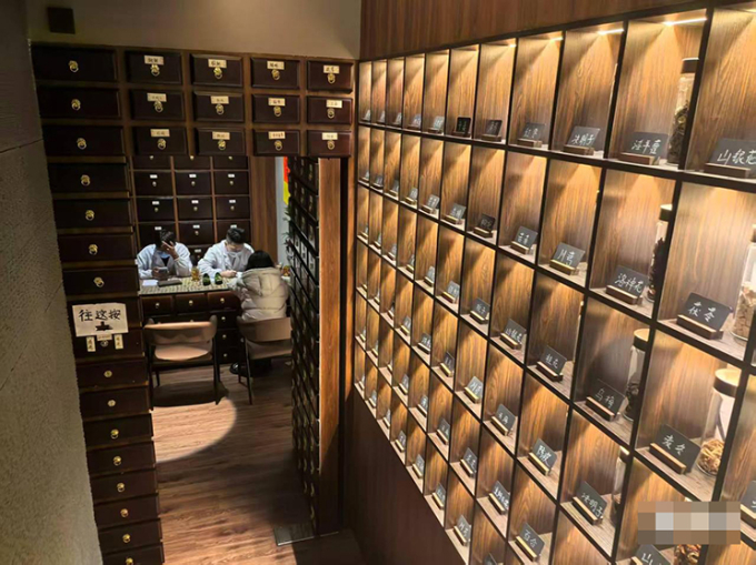 Quán bar Đông y thay thế các kệ rượu bằng bức tường đầy những ngăn trưng bày các loại thảo dược. Ảnh: Zhou Zekai