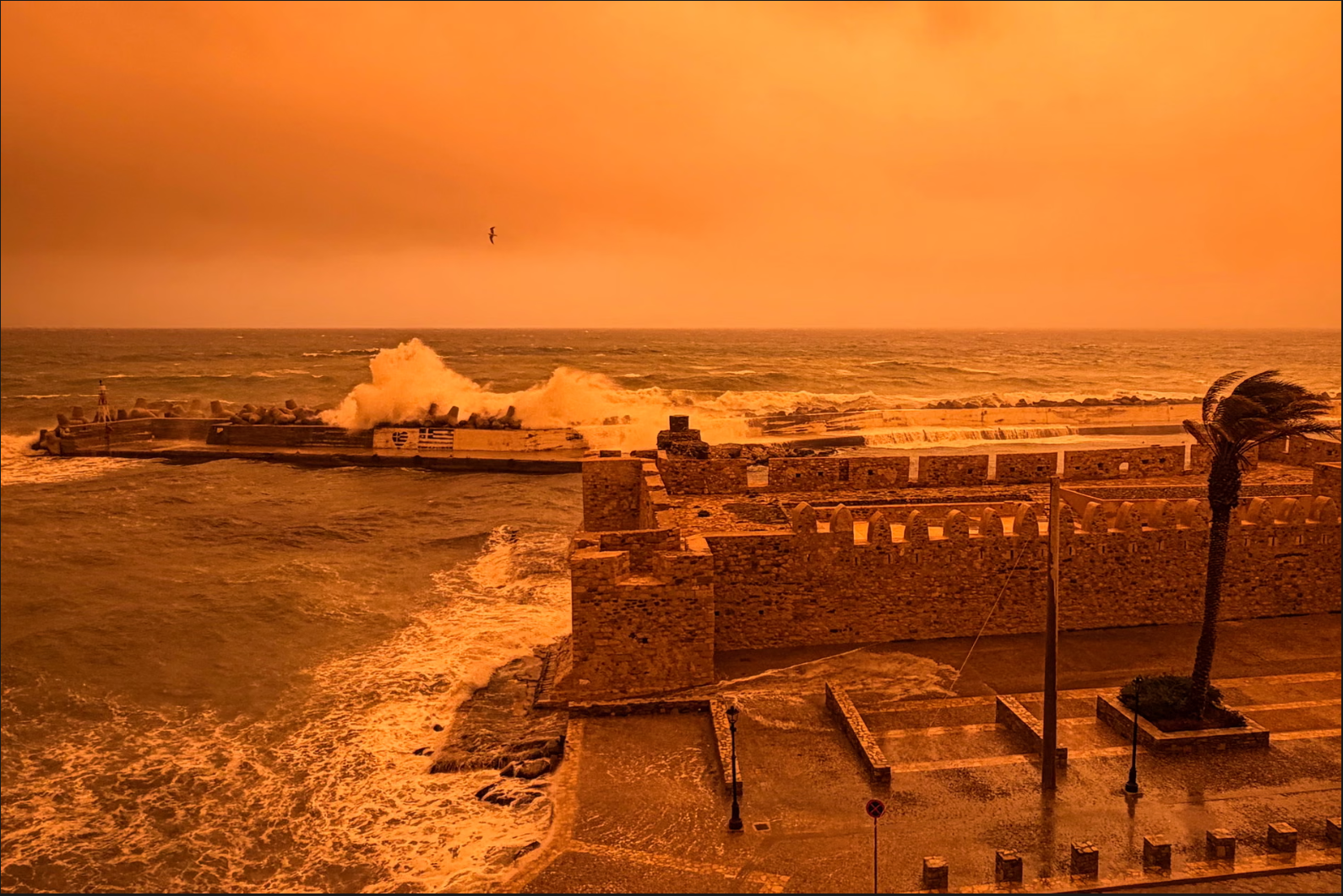 Bầu trời Hy Lạp chuyển đỏ rực ngay trước lễ Phục Sinh: Giới chức cảnh báo- Ảnh 2. Bầu trời Hy Lạp chuyển đỏ rực ngay trước lễ Phục Sinh: Giới chức cảnh báo- Ảnh 2.