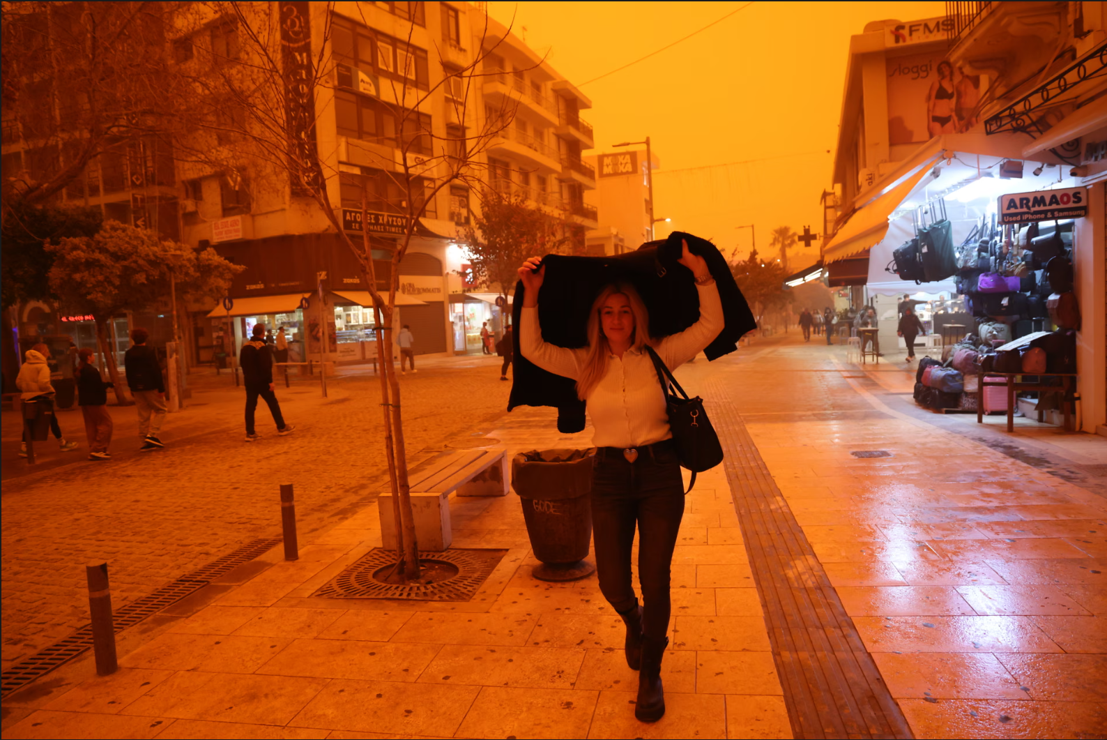 Bầu trời Hy Lạp chuyển đỏ rực ngay trước lễ Phục Sinh: Giới chức cảnh báo- Ảnh 5. Bầu trời Hy Lạp chuyển đỏ rực ngay trước lễ Phục Sinh: Giới chức cảnh báo- Ảnh 5.