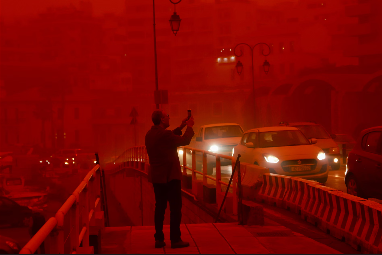 Bầu trời Hy Lạp chuyển đỏ rực ngay trước lễ Phục Sinh: Giới chức cảnh báo- Ảnh 8. Bầu trời Hy Lạp chuyển đỏ rực ngay trước lễ Phục Sinh: Giới chức cảnh báo- Ảnh 8.