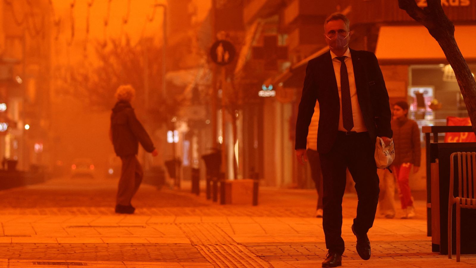 Bầu trời Hy Lạp chuyển đỏ rực ngay trước lễ Phục Sinh: Giới chức cảnh báo- Ảnh 10. Bầu trời Hy Lạp chuyển đỏ rực ngay trước lễ Phục Sinh: Giới chức cảnh báo- Ảnh 10.