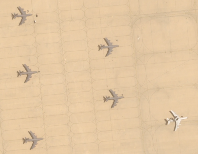 Máy bay E-3 và 5 phi cơ tiếp dầu đậu ngoài trời ở căn cứ Prince Sultan hôm 29/3. Ảnh: Airbus