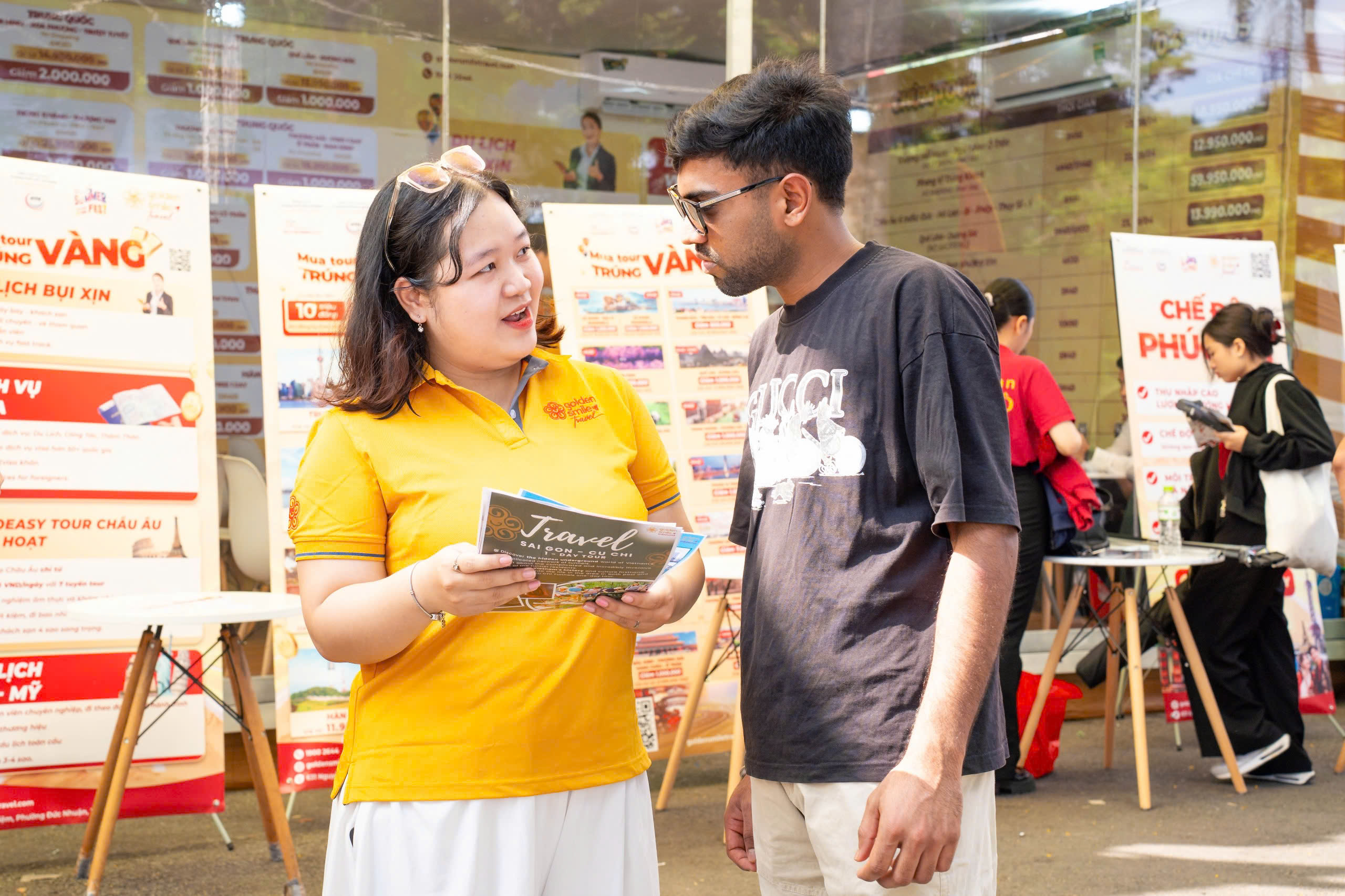 Người dân nhộn nhịp đi săn tour du lịch ưu đãi dịp 30-4 tại ngày hội ở TPHCM - Ảnh 8.