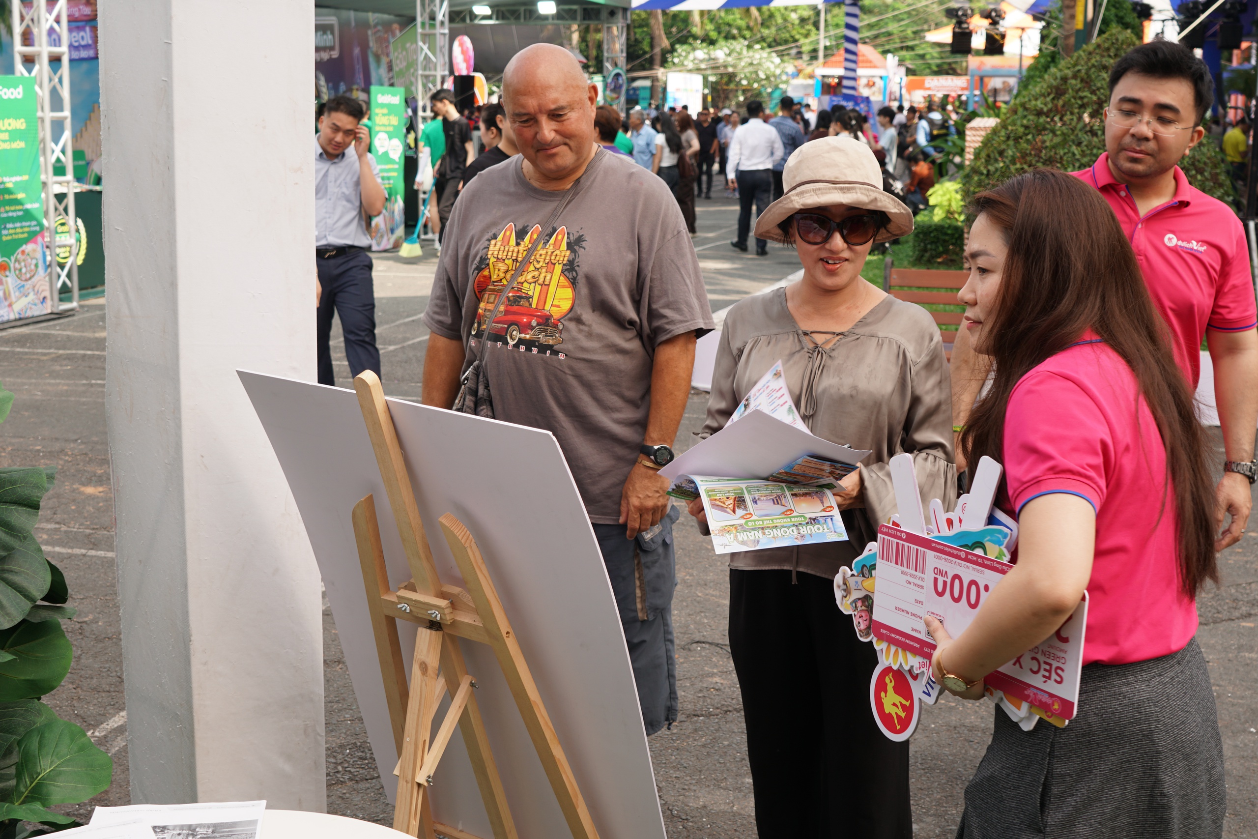 Người dân nhộn nhịp đi săn tour du lịch ưu đãi dịp 30-4 tại ngày hội ở TPHCM - Ảnh 10.