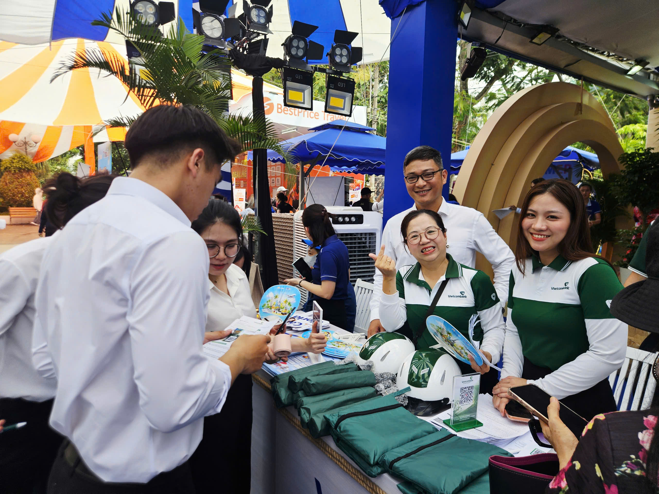 Người dân nhộn nhịp đi săn tour du lịch ưu đãi dịp 30-4 tại ngày hội ở TPHCM - Ảnh 13.