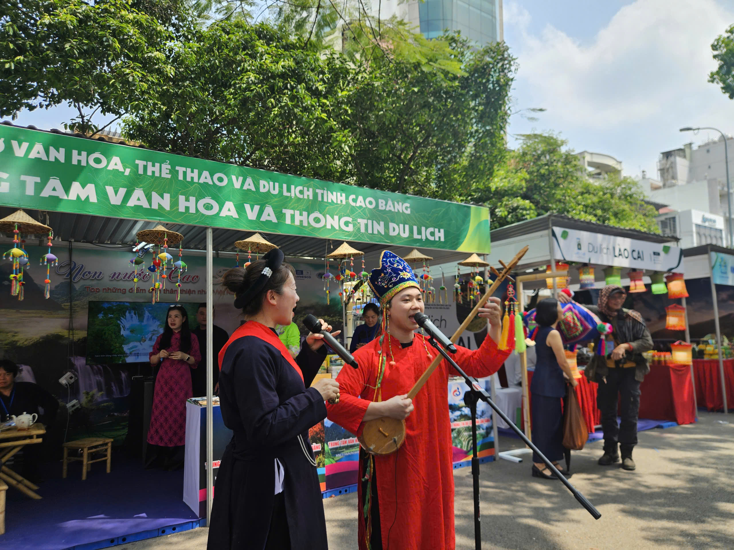 Người dân nhộn nhịp đi săn tour du lịch ưu đãi dịp 30-4 tại ngày hội ở TPHCM - Ảnh 14.