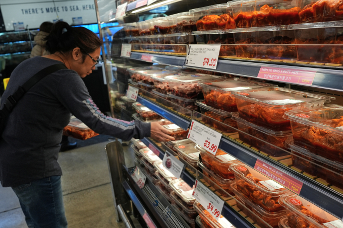 Người Mỹ chọn mua thực phẩm tại cửa hàng ở Schaumburg, Illinois, ngày 2/4. Ảnh: AP